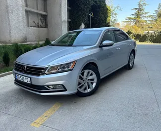 Vista frontale di un noleggio Volkswagen Passat a Tbilisi, Georgia ✓ Auto #9869. ✓ Cambio Automatico TM ✓ 0 recensioni.