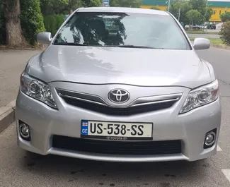 Vista frontale di un noleggio Toyota Camry a Tbilisi, Georgia ✓ Auto #10143. ✓ Cambio Automatico TM ✓ 0 recensioni.