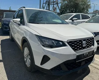 Vista frontale di un noleggio SEAT Arona a Tirana, Albania ✓ Auto #10134. ✓ Cambio Automatico TM ✓ 0 recensioni.