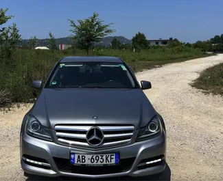 Vista frontale di un noleggio Mercedes-Benz C-Class all'aeroporto di Tirana, Albania ✓ Auto #10312. ✓ Cambio Automatico TM ✓ 0 recensioni.