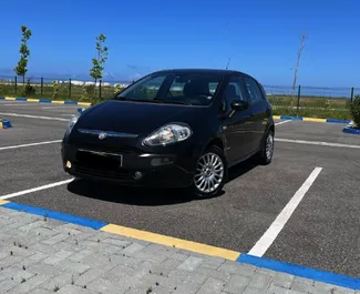 Vista frontale di un noleggio Fiat Punto a Durazzo, Albania ✓ Auto #10229. ✓ Cambio Manuale TM ✓ 0 recensioni.