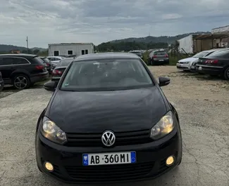 Vista frontale di un noleggio Volkswagen Golf 6 all'aeroporto di Tirana, Albania ✓ Auto #10311. ✓ Cambio Automatico TM ✓ 0 recensioni.