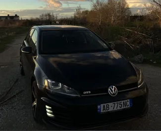 Vista frontale di un noleggio Volkswagen Golf 7 all'aeroporto di Tirana, Albania ✓ Auto #10309. ✓ Cambio Automatico TM ✓ 0 recensioni.