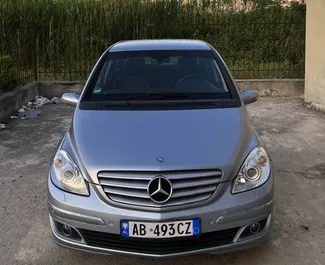 Vista frontale di un noleggio Mercedes-Benz B-Class all'aeroporto di Tirana, Albania ✓ Auto #10302. ✓ Cambio Automatico TM ✓ 0 recensioni.