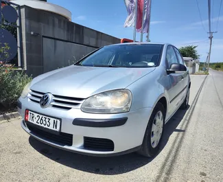 Vista frontale di un noleggio Volkswagen Golf 5 a Tirana, Albania ✓ Auto #10432. ✓ Cambio Manuale TM ✓ 0 recensioni.