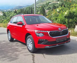 Vista frontale di un noleggio Skoda Kamiq a Budva, Montenegro ✓ Auto #10478. ✓ Cambio Automatico TM ✓ 0 recensioni.