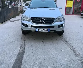 Vista frontale di un noleggio Mercedes-Benz ML-Class all'aeroporto di Tirana, Albania ✓ Auto #10439. ✓ Cambio Automatico TM ✓ 0 recensioni.