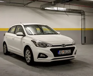 Vista frontale di un noleggio Hyundai i20 a Budva, Montenegro ✓ Auto #10380. ✓ Cambio Automatico TM ✓ 0 recensioni.