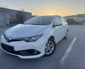 Vista frontale di un noleggio Toyota Auris a Mitilene, Grecia ✓ Auto #10404. ✓ Cambio Manuale TM ✓ 0 recensioni.