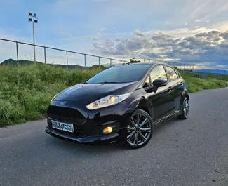 Vista frontale di un noleggio Ford Fiesta a Mitilene, Grecia ✓ Auto #10482. ✓ Cambio Manuale TM ✓ 0 recensioni.