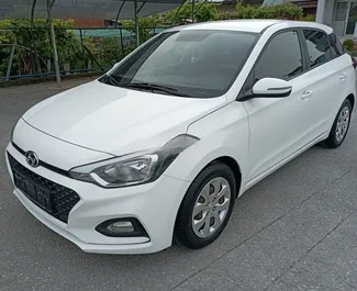 Vista frontale di un noleggio Hyundai i20 a Mitilene, Grecia ✓ Auto #10487. ✓ Cambio Manuale TM ✓ 0 recensioni.