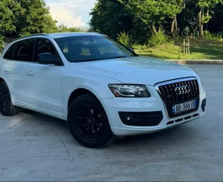 Vista frontale di un noleggio Audi Q5 a Tirana, Albania ✓ Auto #10423. ✓ Cambio Automatico TM ✓ 0 recensioni.