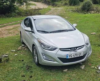 Vista frontale di un noleggio Hyundai Elantra all'aeroporto di Kutaisi, Georgia ✓ Auto #7090. ✓ Cambio Automatico TM ✓ 8 recensioni.