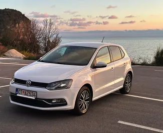 Vista frontale di un noleggio Volkswagen Polo a Rafailovici, Montenegro ✓ Auto #1032. ✓ Cambio Manuale TM ✓ 2 recensioni.