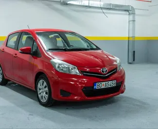 Vista frontale di un noleggio Toyota Yaris a Budva, Montenegro ✓ Auto #10376. ✓ Cambio Automatico TM ✓ 0 recensioni.