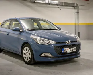 Vista frontale di un noleggio Hyundai i20 a Budva, Montenegro ✓ Auto #10389. ✓ Cambio Automatico TM ✓ 0 recensioni.