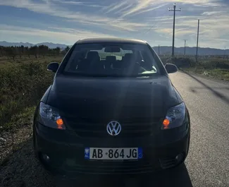 Vista frontale di un noleggio Volkswagen Golf Plus all'aeroporto di Tirana, Albania ✓ Auto #10303. ✓ Cambio Manuale TM ✓ 0 recensioni.