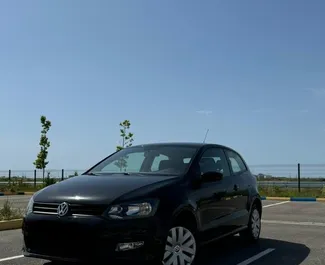 Vista frontale di un noleggio Volkswagen Polo a Durazzo, Albania ✓ Auto #10415. ✓ Cambio Manuale TM ✓ 0 recensioni.