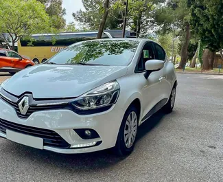 Vista frontale di un noleggio Renault Clio 4 a Budva, Montenegro ✓ Auto #10386. ✓ Cambio Manuale TM ✓ 0 recensioni.