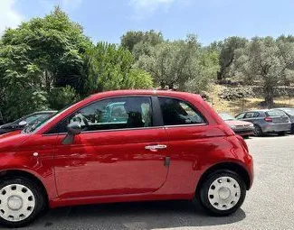 Vista frontale di un noleggio Fiat 500 a Mitilene, Grecia ✓ Auto #10395. ✓ Cambio Manuale TM ✓ 0 recensioni.