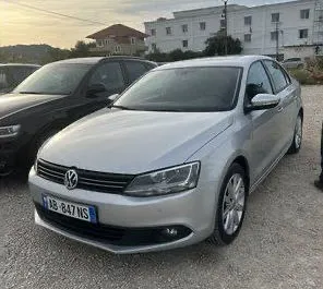 Vista frontale di un noleggio Volkswagen Jetta all'aeroporto di Tirana, Albania ✓ Auto #10464. ✓ Cambio Automatico TM ✓ 0 recensioni.