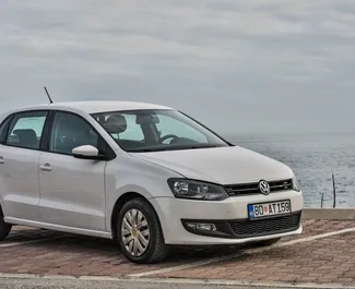 Vista frontale di un noleggio Volkswagen Polo a Budva, Montenegro ✓ Auto #10480. ✓ Cambio Automatico TM ✓ 1 recensioni.