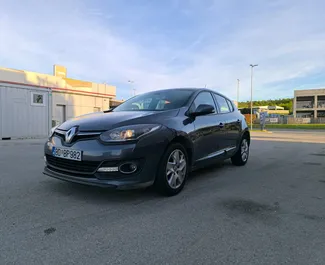 Vista frontale di un noleggio Renault Megane a Budva, Montenegro ✓ Auto #10481. ✓ Cambio Automatico TM ✓ 0 recensioni.