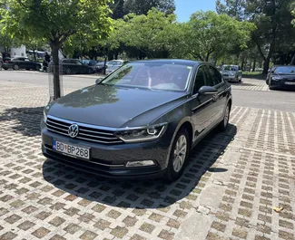 Vista frontale di un noleggio Volkswagen Passat a Budva, Montenegro ✓ Auto #10393. ✓ Cambio Automatico TM ✓ 0 recensioni.