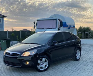 Vista frontale di un noleggio Ford Focus all'aeroporto di Tirana, Albania ✓ Auto #10467. ✓ Cambio Manuale TM ✓ 0 recensioni.