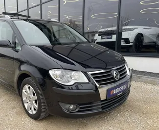 Vista frontale di un noleggio Volkswagen Touran a Tirana, Albania ✓ Auto #10498. ✓ Cambio Automatico TM ✓ 0 recensioni.