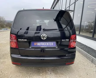 Noleggio Volkswagen Touran. Auto Comfort, Monovolume per il noleggio in Albania ✓ Cauzione di Deposito di 100 EUR ✓ Opzioni assicurative RCT, CDW, All'estero.