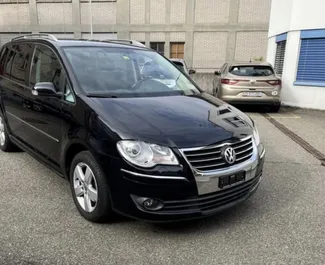 Vista frontale di un noleggio Volkswagen Touran a Tirana, Albania ✓ Auto #10497. ✓ Cambio Automatico TM ✓ 0 recensioni.