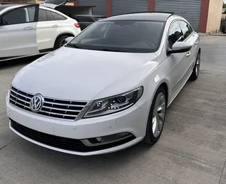 Vista frontale di un noleggio Volkswagen Passat-CC all'aeroporto di Tirana, Albania ✓ Auto #10331. ✓ Cambio Automatico TM ✓ 0 recensioni.