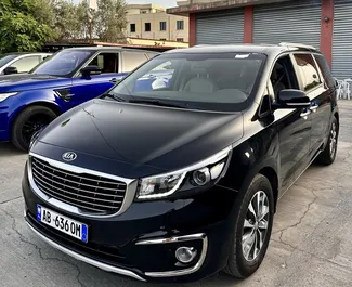 Vista frontale di un noleggio Kia Carnival all'aeroporto di Tirana, Albania ✓ Auto #10448. ✓ Cambio Automatico TM ✓ 0 recensioni.