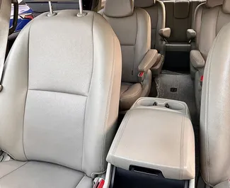 Kia Carnival 2018 disponibile per il noleggio all'aeroporto di Tirana, con limite di chilometraggio di illimitato.