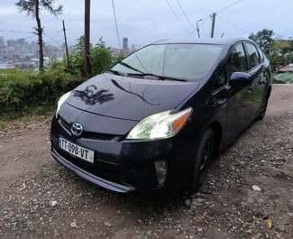 Vista frontale di un noleggio Toyota Prius a Batumi, Georgia ✓ Auto #9246. ✓ Cambio Automatico TM ✓ 0 recensioni.