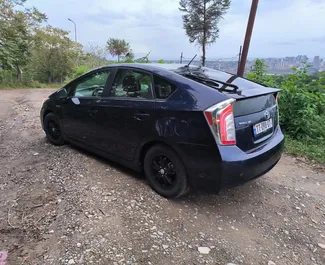 Noleggio auto Toyota Prius 2013 in Georgia, con carburante Ibrido e 136 cavalli di potenza ➤ A partire da 65 GEL al giorno.