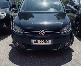 Vista frontale di un noleggio Volkswagen Touran a Tirana, Albania ✓ Auto #10500. ✓ Cambio Automatico TM ✓ 0 recensioni.