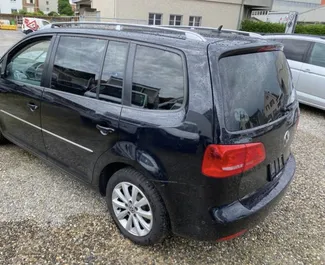 Noleggio Volkswagen Touran. Auto Comfort, Monovolume per il noleggio in Albania ✓ Cauzione di Deposito di 200 EUR ✓ Opzioni assicurative RCT, CDW, All'estero.