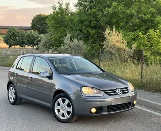 Vista frontale di un noleggio Volkswagen Golf 5 all'aeroporto di Tirana, Albania ✓ Auto #10468. ✓ Cambio Automatico TM ✓ 0 recensioni.