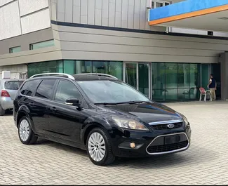 Vista frontale di un noleggio Ford Focus SW all'aeroporto di Tirana, Albania ✓ Auto #10466. ✓ Cambio Manuale TM ✓ 1 recensioni.