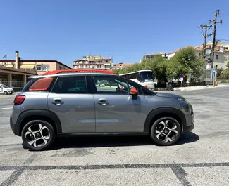 Vista frontale di un noleggio Citroen C3 Aircross a Mitilene, Grecia ✓ Auto #10457. ✓ Cambio Automatico TM ✓ 0 recensioni.