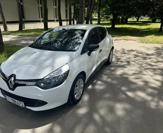 Vista frontale di un noleggio Renault Clio 4 a Budva, Montenegro ✓ Auto #10406. ✓ Cambio Manuale TM ✓ 0 recensioni.