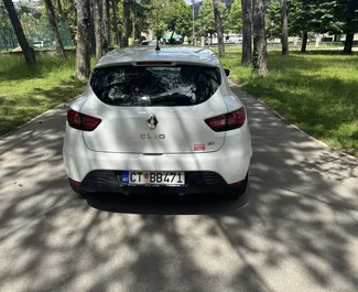 Noleggio Renault Clio 4. Auto Economica per il noleggio in Montenegro ✓ Cauzione di Deposito di 100 EUR ✓ Opzioni assicurative RCT, Passeggeri, All'estero, Giovane.