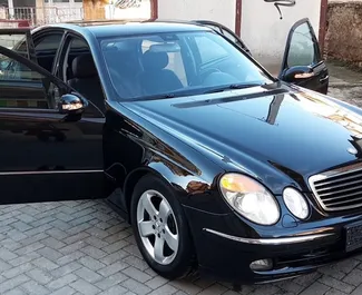 Vista frontale di un noleggio Mercedes-Benz E-Class a Durazzo, Albania ✓ Auto #10298. ✓ Cambio Automatico TM ✓ 0 recensioni.