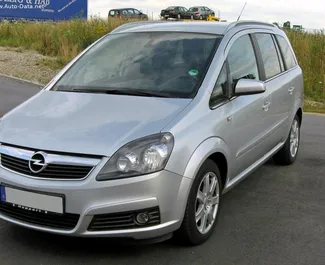 Vista frontale di un noleggio Opel Zafira a Durazzo, Albania ✓ Auto #10299. ✓ Cambio Manuale TM ✓ 0 recensioni.