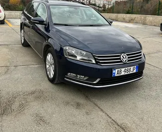 Vista frontale di un noleggio Volkswagen Passat Variant a Tirana, Albania ✓ Auto #10419. ✓ Cambio Automatico TM ✓ 0 recensioni.