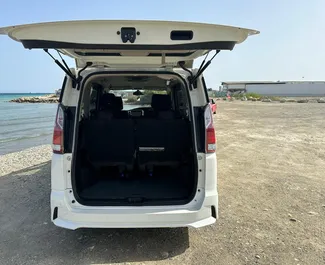 Nissan Serena 2018 con sistema A trazione anteriore, disponibile a Larnaca.