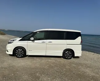 Vista frontale di un noleggio Nissan Serena a Larnaca, Cipro ✓ Auto #10321. ✓ Cambio Automatico TM ✓ 0 recensioni.