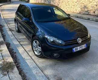 Vista frontale di un noleggio Volkswagen Golf 6 a Tirana, Albania ✓ Auto #10425. ✓ Cambio Automatico TM ✓ 0 recensioni.